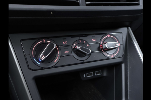 Volkswagen Polo 1.0 TSI Beats Sport (APPLE CARPLAY,GROOT NAVI,PDC,CLIMATE,CRUISE,LED,GETINT,SPORTSTOELEN,LM VELGEN,NIEUW STAAT)