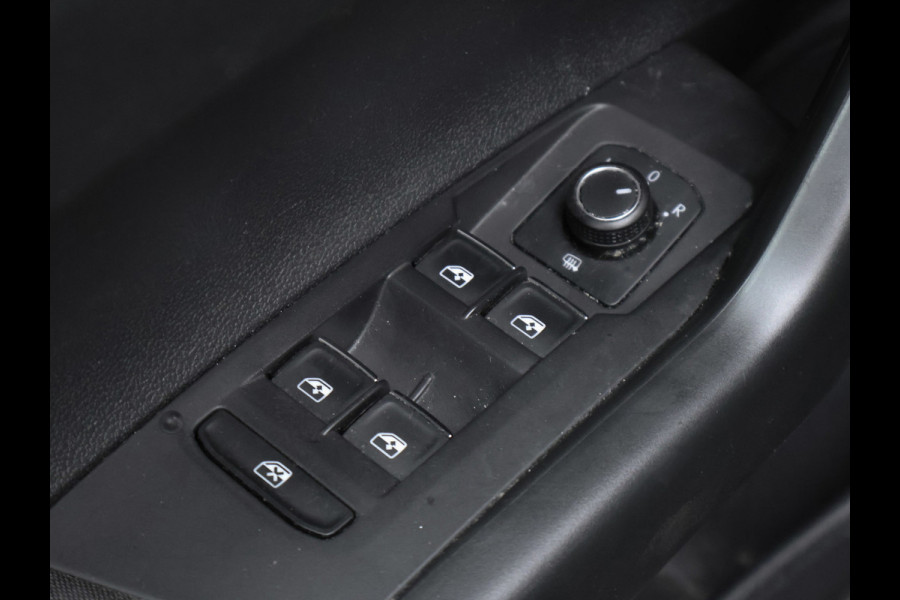 Volkswagen Polo 1.0 TSI Beats Sport (APPLE CARPLAY,GROOT NAVI,PDC,CLIMATE,CRUISE,LED,GETINT,SPORTSTOELEN,LM VELGEN,NIEUW STAAT)