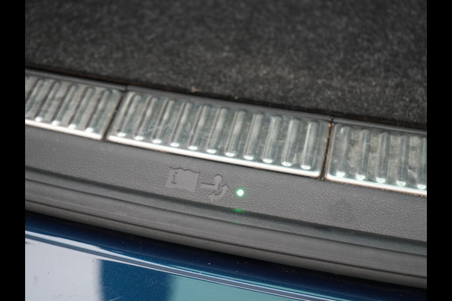 Škoda Superb Combi 1.4 TSI iV Laurin & Klement PHEV 218pk Dealer O.H. | Trekhaak Af Fabriek | Adaptive Cruise | Camera | Lederen Comfortzetels Memory & Verwarmd | Stuur Verwarmd | Canton Audio | Blis | Keyless | Apple Carplay | Crystal LED | Navigatie | DAB | Plug In Hybrid |