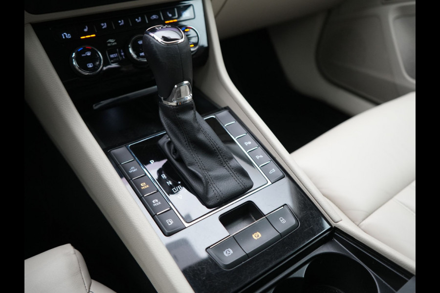 Škoda Superb Combi 1.4 TSI iV Laurin & Klement PHEV 218pk Dealer O.H. | Trekhaak Af Fabriek | Adaptive Cruise | Camera | Lederen Comfortzetels Memory & Verwarmd | Stuur Verwarmd | Canton Audio | Blis | Keyless | Apple Carplay | Crystal LED | Navigatie | DAB | Plug In Hybrid |