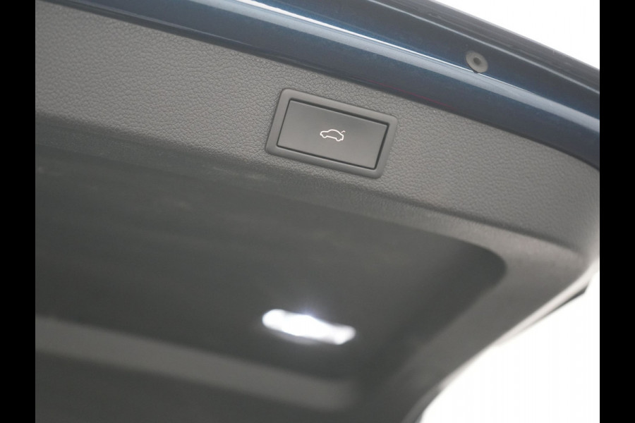 Škoda Superb Combi 1.4 TSI iV Laurin & Klement PHEV 218pk Dealer O.H. | Trekhaak Af Fabriek | Adaptive Cruise | Camera | Lederen Comfortzetels Memory & Verwarmd | Stuur Verwarmd | Canton Audio | Blis | Keyless | Apple Carplay | Crystal LED | Navigatie | DAB | Plug In Hybrid |