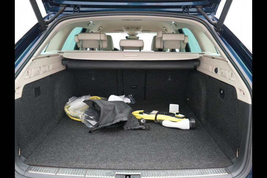 Škoda Superb Combi 1.4 TSI iV Laurin & Klement PHEV 218pk Dealer O.H. | Trekhaak Af Fabriek | Adaptive Cruise | Camera | Lederen Comfortzetels Memory & Verwarmd | Stuur Verwarmd | Canton Audio | Blis | Keyless | Apple Carplay | Crystal LED | Navigatie | DAB | Plug In Hybrid |