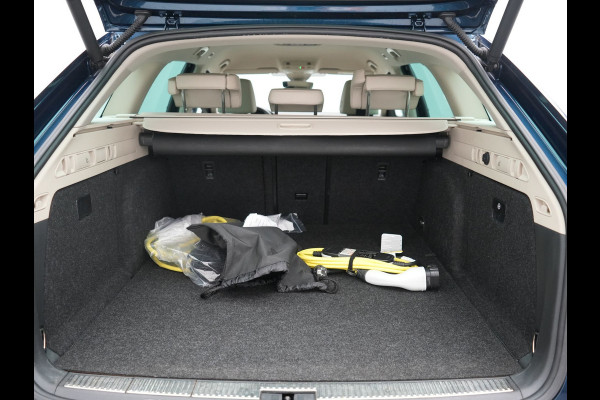 Škoda Superb Combi 1.4 TSI iV Laurin & Klement PHEV 218pk Dealer O.H. | Trekhaak Af Fabriek | Adaptive Cruise | Camera | Lederen Comfortzetels Memory & Verwarmd | Stuur Verwarmd | Canton Audio | Blis | Keyless | Apple Carplay | Crystal LED | Navigatie | DAB | Plug In Hybrid |
