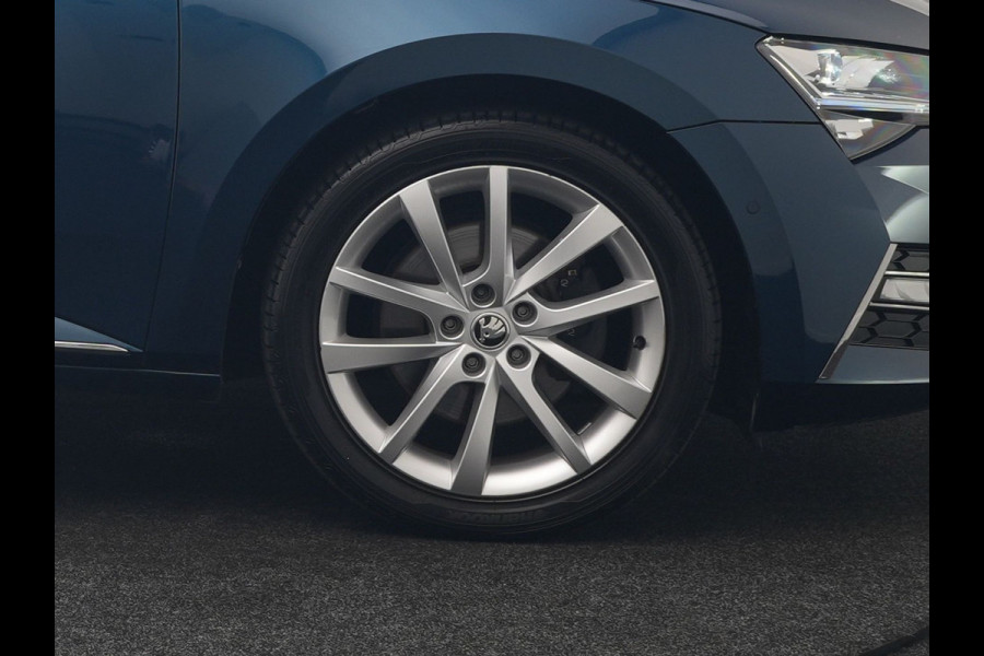 Škoda Superb Combi 1.4 TSI iV Laurin & Klement PHEV 218pk Dealer O.H. | Trekhaak Af Fabriek | Adaptive Cruise | Camera | Lederen Comfortzetels Memory & Verwarmd | Stuur Verwarmd | Canton Audio | Blis | Keyless | Apple Carplay | Crystal LED | Navigatie | DAB | Plug In Hybrid |