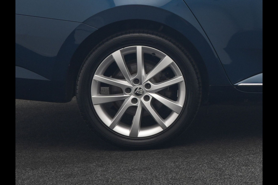 Škoda Superb Combi 1.4 TSI iV Laurin & Klement PHEV 218pk Dealer O.H. | Trekhaak Af Fabriek | Adaptive Cruise | Camera | Lederen Comfortzetels Memory & Verwarmd | Stuur Verwarmd | Canton Audio | Blis | Keyless | Apple Carplay | Crystal LED | Navigatie | DAB | Plug In Hybrid |