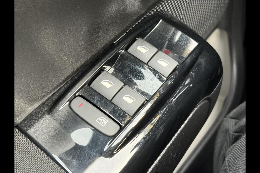 Citroën C3 1.2 PureTech Shine ✓2e Eigenaar✓Camera✓Carplay✓Navi✓Trekhaak✓Pdc✓Clima✓Cruise✓17''Lm velgen✓Rijstrooksensor✓N.A.P✓Apk tot 04-2027