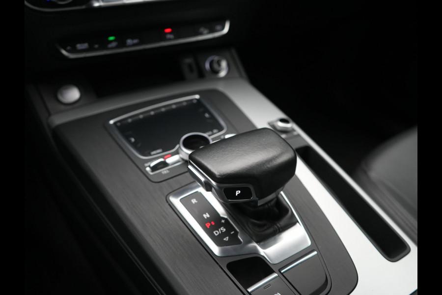 Audi Q5 50 TFSI e Quattro S Line PHEV 300pk | Trekhaak af Fabriek | Head Up | Camera | Voorstoelen Verwarmd | Apple Carplay | Navigatie | Virtual | Plug in Hybrid