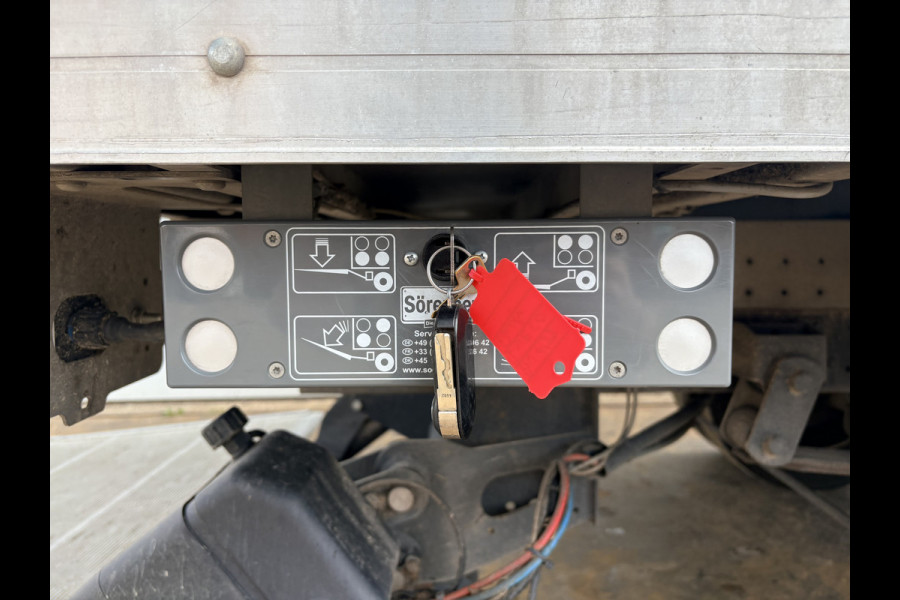 Iveco Daily 35C16 3.0 160PK Bakwagen Laadklep Zijdeur Camera Climate Control Bluetooth Meubelbak Koffer