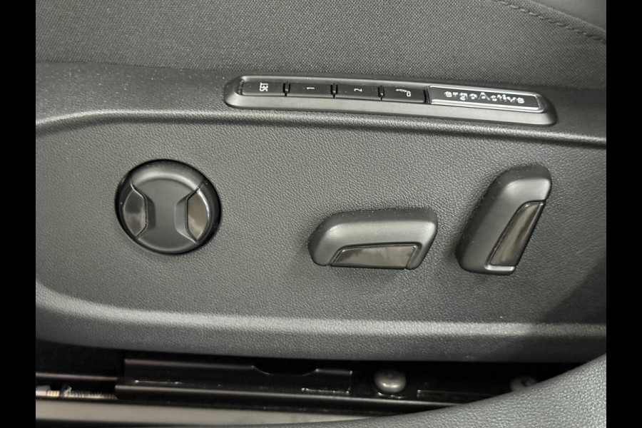 Volkswagen Golf 8.5 1.5 eTSI Style 50Jahre |Garantie t/m 2029 | Pano | DCC | Head-Up | ErgoActive | ACC | IQ LED +| Camera |