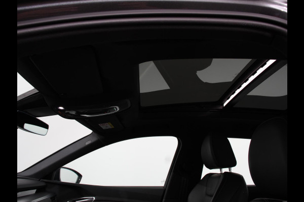 Audi e-tron 50 quattro S-Line edition Panoramadak Navigatie Camera Parkeersensoren Elektrische achterklep Elektrische stoelen en verwarmd Virtual Cockpit Climate Control