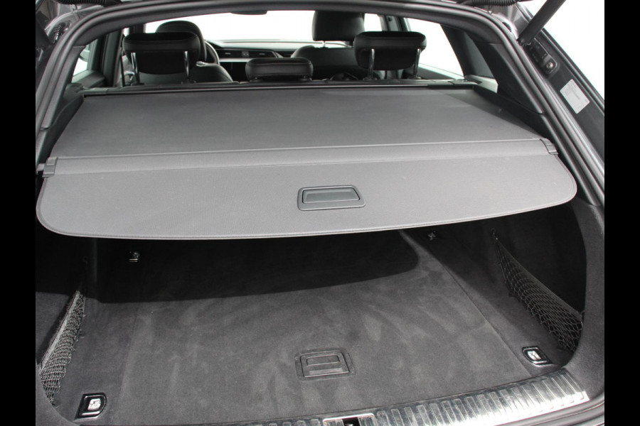 Audi e-tron 50 quattro S-Line edition Panoramadak Navigatie Camera Parkeersensoren Elektrische achterklep Elektrische stoelen en verwarmd Virtual Cockpit Climate Control