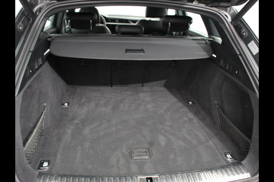 Audi e-tron 50 quattro S-Line edition Panoramadak Navigatie Camera Parkeersensoren Elektrische achterklep Elektrische stoelen en verwarmd Virtual Cockpit Climate Control