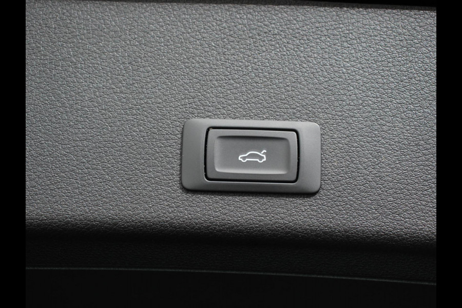 Audi e-tron 50 quattro S-Line edition Panoramadak Navigatie Camera Parkeersensoren Elektrische achterklep Elektrische stoelen en verwarmd Virtual Cockpit Climate Control