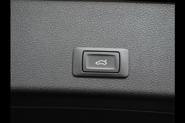 Audi e-tron 50 quattro S-Line edition Panoramadak Navigatie Camera Parkeersensoren Elektrische achterklep Elektrische stoelen en verwarmd Virtual Cockpit Climate Control