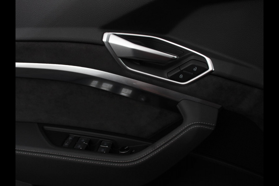 Audi e-tron 50 quattro S-Line edition Panoramadak Navigatie Camera Parkeersensoren Elektrische achterklep Elektrische stoelen en verwarmd Virtual Cockpit Climate Control