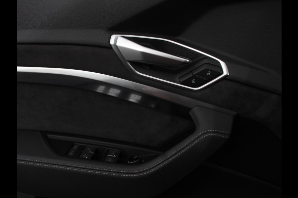 Audi e-tron 50 quattro S-Line edition Panoramadak Navigatie Camera Parkeersensoren Elektrische achterklep Elektrische stoelen en verwarmd Virtual Cockpit Climate Control
