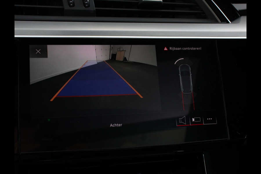 Audi e-tron 50 quattro S-Line edition Panoramadak Navigatie Camera Parkeersensoren Elektrische achterklep Elektrische stoelen en verwarmd Virtual Cockpit Climate Control