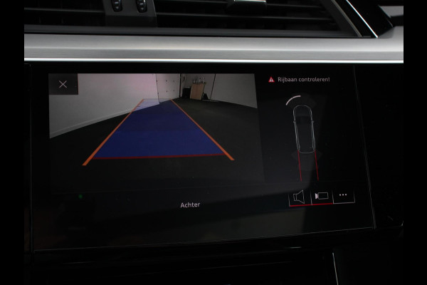 Audi e-tron 50 quattro S-Line edition Panoramadak Navigatie Camera Parkeersensoren Elektrische achterklep Elektrische stoelen en verwarmd Virtual Cockpit Climate Control