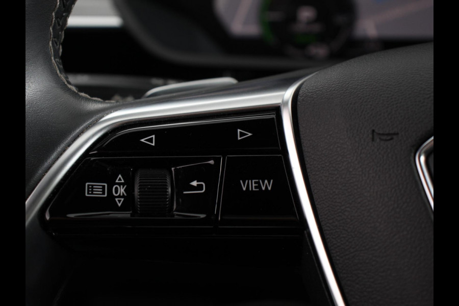 Audi e-tron 50 quattro S-Line edition Panoramadak Navigatie Camera Parkeersensoren Elektrische achterklep Elektrische stoelen en verwarmd Virtual Cockpit Climate Control