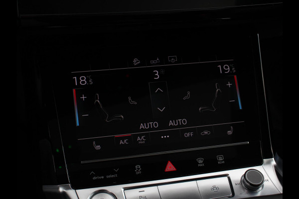 Audi e-tron 50 quattro S-Line edition Panoramadak Navigatie Camera Parkeersensoren Elektrische achterklep Elektrische stoelen en verwarmd Virtual Cockpit Climate Control
