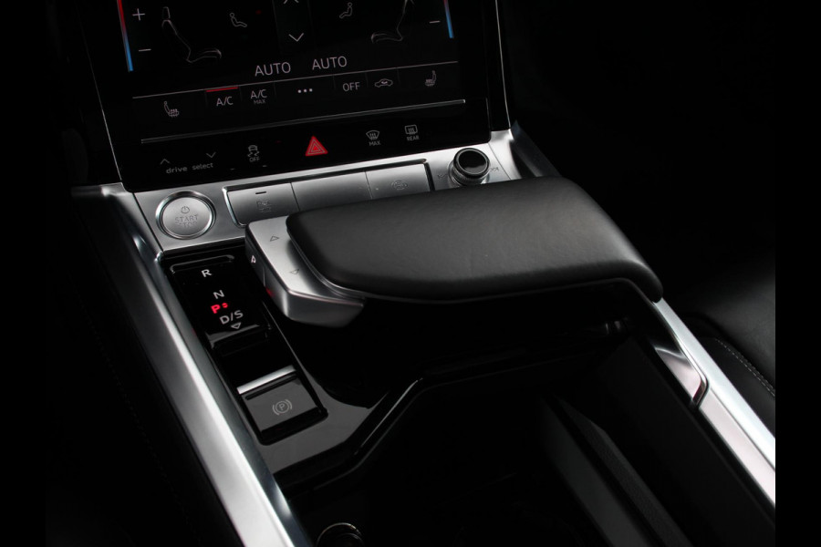 Audi e-tron 50 quattro S-Line edition Panoramadak Navigatie Camera Parkeersensoren Elektrische achterklep Elektrische stoelen en verwarmd Virtual Cockpit Climate Control