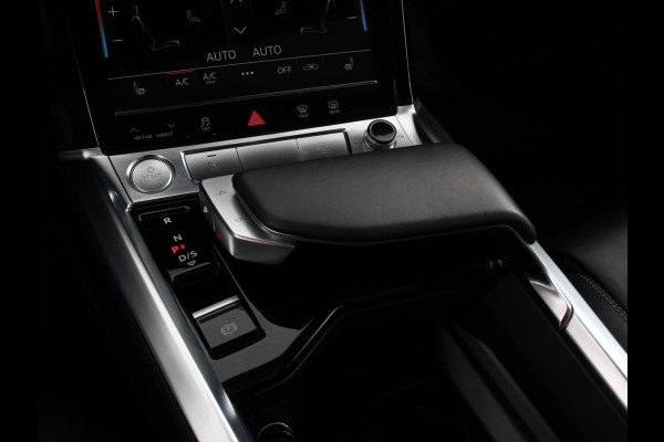 Audi e-tron 50 quattro S-Line edition Panoramadak Navigatie Camera Parkeersensoren Elektrische achterklep Elektrische stoelen en verwarmd Virtual Cockpit Climate Control