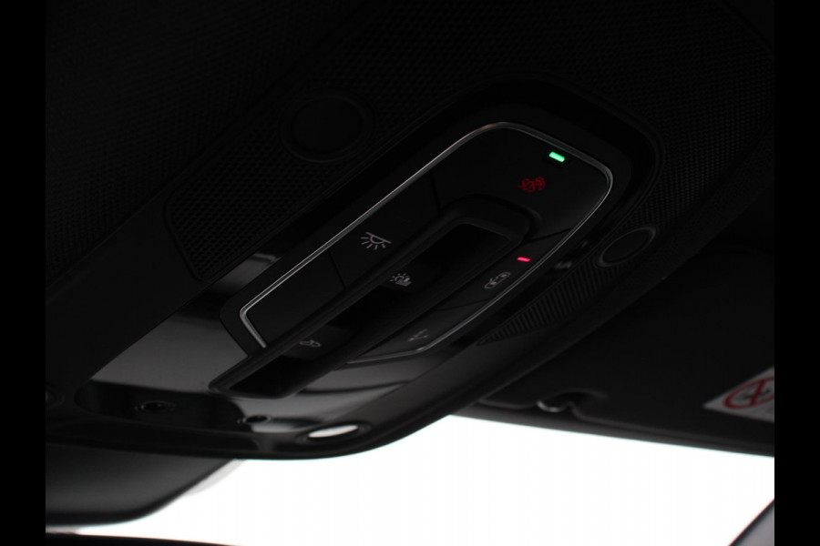 Audi e-tron 50 quattro S-Line edition Panoramadak Navigatie Camera Parkeersensoren Elektrische achterklep Elektrische stoelen en verwarmd Virtual Cockpit Climate Control