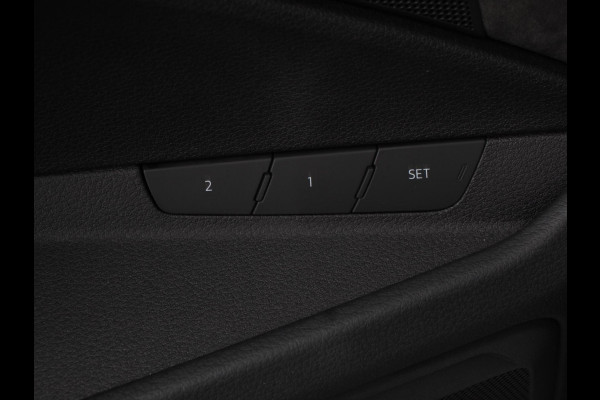 Audi e-tron 50 quattro S-Line edition Panoramadak Navigatie Camera Parkeersensoren Elektrische achterklep Elektrische stoelen en verwarmd Virtual Cockpit Climate Control