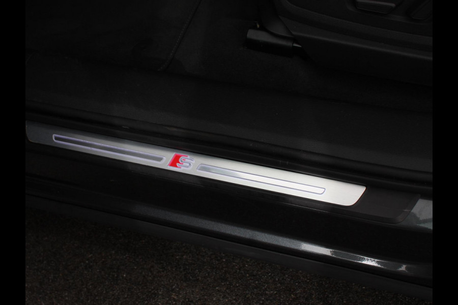 Audi e-tron 50 quattro S-Line edition Panoramadak Navigatie Camera Parkeersensoren Elektrische achterklep Elektrische stoelen en verwarmd Virtual Cockpit Climate Control