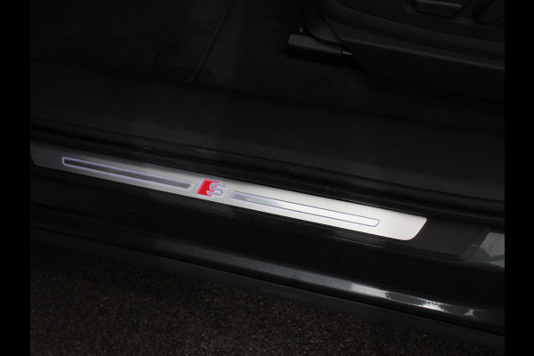 Audi e-tron 50 quattro S-Line edition Panoramadak Navigatie Camera Parkeersensoren Elektrische achterklep Elektrische stoelen en verwarmd Virtual Cockpit Climate Control