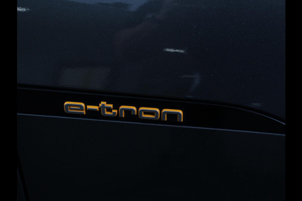 Audi e-tron 50 quattro S-Line edition Panoramadak Navigatie Camera Parkeersensoren Elektrische achterklep Elektrische stoelen en verwarmd Virtual Cockpit Climate Control