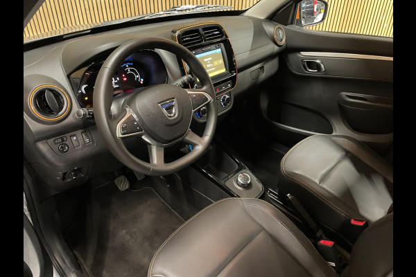 Dacia Spring Comfort Plus (Orange Pack) 27 kWh|AIRCO|LEDER|CARPLAY|CRUISE CTRL|ACHTERUITRIJCAMERA|NAVI|PARKEERSENS|LMV|NIEUWSTAAT|