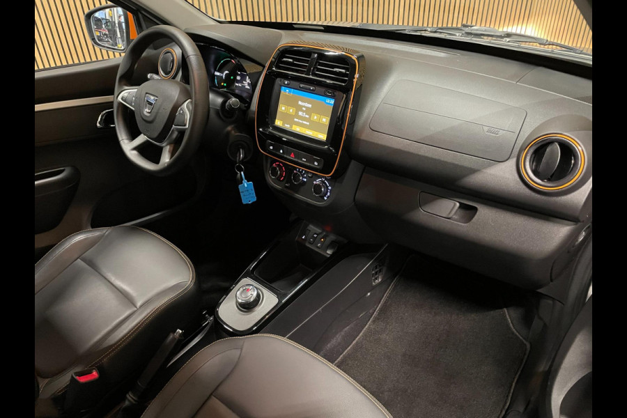 Dacia Spring Comfort Plus (Orange Pack) 27 kWh|AIRCO|LEDER|CARPLAY|CRUISE CTRL|ACHTERUITRIJCAMERA|NAVI|PARKEERSENS|LMV|NIEUWSTAAT|