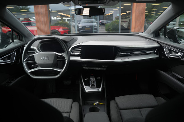 Audi Q4 e-tron 35 Launch edition Advanced 55 kWh Verkeersbord detectie Koplampreiniging Trekhaak uitklapbaar DAB Parkeersensoren voor en achter 20"L.M.