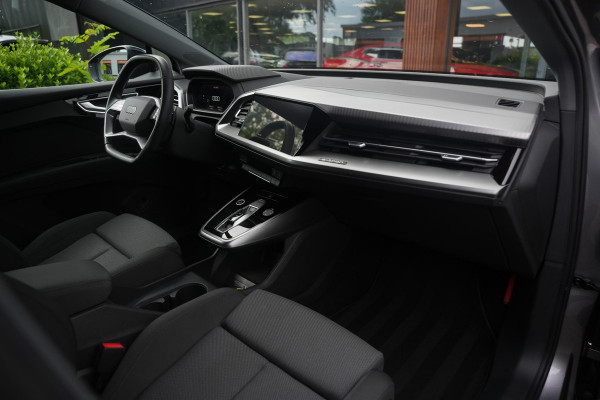 Audi Q4 e-tron 35 Launch edition Advanced 55 kWh Verkeersbord detectie Koplampreiniging Trekhaak uitklapbaar DAB Parkeersensoren voor en achter 20"L.M.