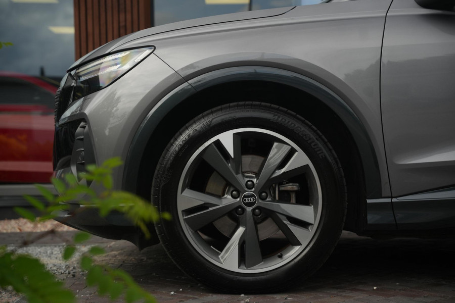 Audi Q4 e-tron 35 Launch edition Advanced 55 kWh Verkeersbord detectie Koplampreiniging Trekhaak uitklapbaar DAB Parkeersensoren voor en achter 20"L.M.