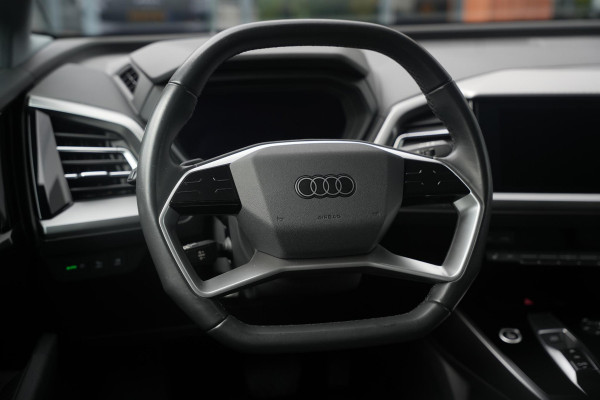 Audi Q4 e-tron 35 Launch edition Advanced 55 kWh Verkeersbord detectie Koplampreiniging Trekhaak uitklapbaar DAB Parkeersensoren voor en achter 20"L.M.