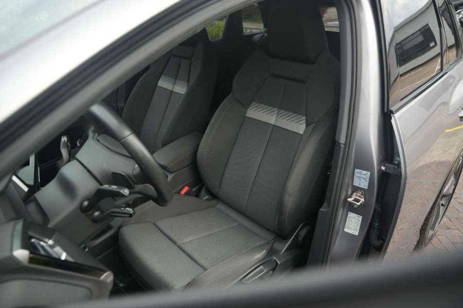 Audi Q4 e-tron 35 Launch edition Advanced 55 kWh Verkeersbord detectie Koplampreiniging Trekhaak uitklapbaar DAB Parkeersensoren voor en achter 20"L.M.