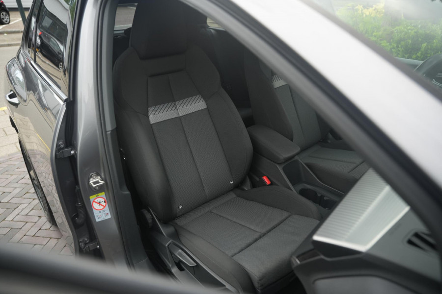 Audi Q4 e-tron 35 Launch edition Advanced 55 kWh Verkeersbord detectie Koplampreiniging Trekhaak uitklapbaar DAB Parkeersensoren voor en achter 20"L.M.