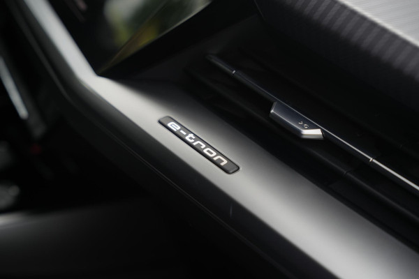 Audi Q4 e-tron 35 Launch edition Advanced 55 kWh Verkeersbord detectie Koplampreiniging Trekhaak uitklapbaar DAB Parkeersensoren voor en achter 20"L.M.