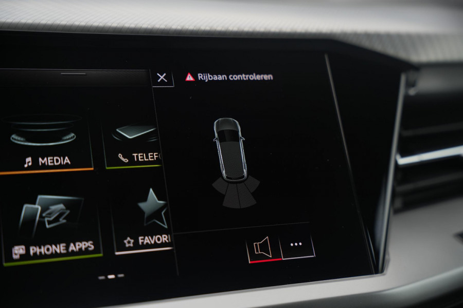 Audi Q4 e-tron 35 Launch edition Advanced 55 kWh Verkeersbord detectie Koplampreiniging Trekhaak uitklapbaar DAB Parkeersensoren voor en achter 20"L.M.