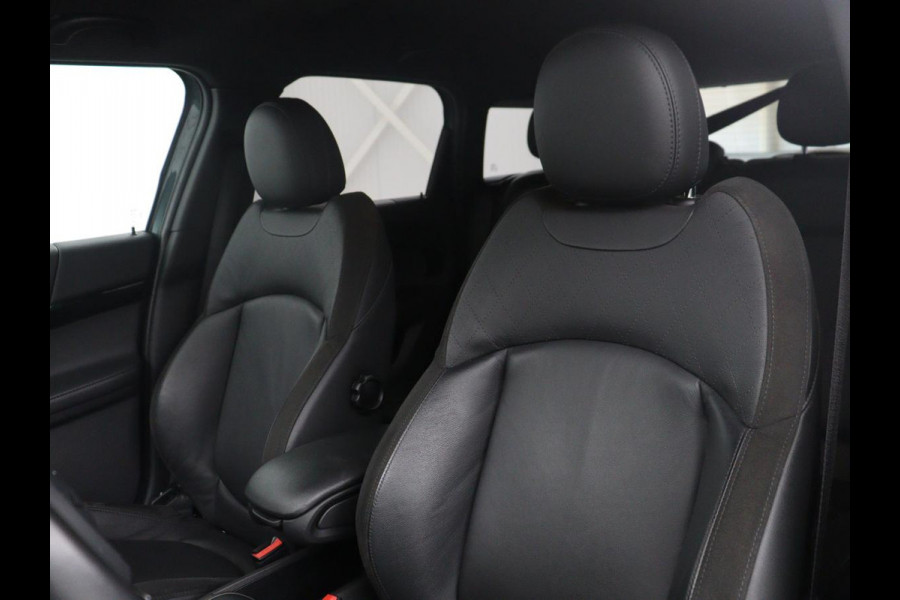 MINI Countryman 1.5 Cooper Classic | Leder | Cruise control | Stoelverwarming | Camera | Park assist | Navigatie | Carplay | Sfeerverlichting | Climate control | Trekhaak | 18" velgen