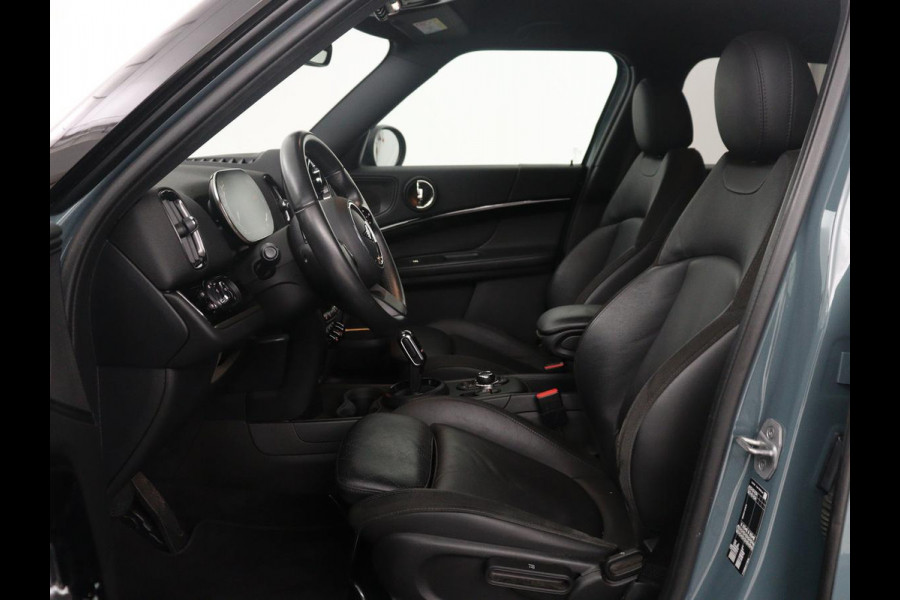 MINI Countryman 1.5 Cooper Classic | Leder | Cruise control | Stoelverwarming | Camera | Park assist | Navigatie | Carplay | Sfeerverlichting | Climate control | Trekhaak | 18" velgen