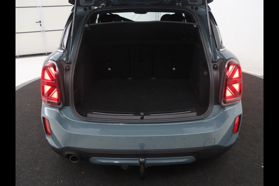 MINI Countryman 1.5 Cooper Classic | Leder | Cruise control | Stoelverwarming | Camera | Park assist | Navigatie | Carplay | Sfeerverlichting | Climate control | Trekhaak | 18" velgen