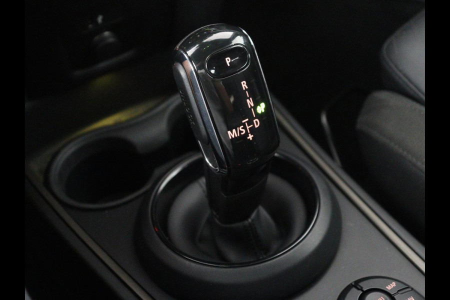 MINI Countryman 1.5 Cooper Classic | Leder | Cruise control | Stoelverwarming | Camera | Park assist | Navigatie | Carplay | Sfeerverlichting | Climate control | Trekhaak | 18" velgen