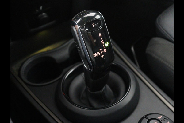 MINI Countryman 1.5 Cooper Classic | Leder | Cruise control | Stoelverwarming | Camera | Park assist | Navigatie | Carplay | Sfeerverlichting | Climate control | Trekhaak | 18" velgen
