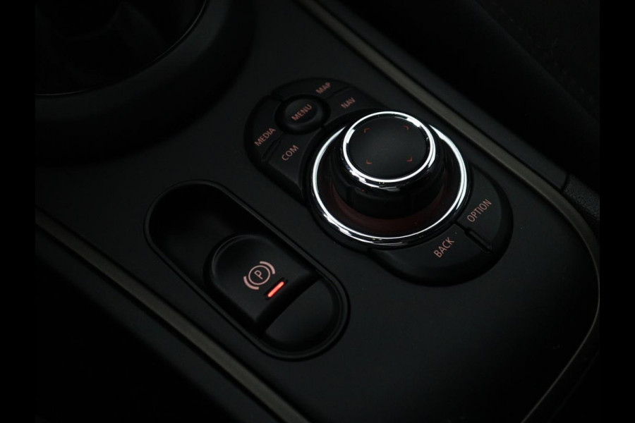 MINI Countryman 1.5 Cooper Classic | Leder | Cruise control | Stoelverwarming | Camera | Park assist | Navigatie | Carplay | Sfeerverlichting | Climate control | Trekhaak | 18" velgen