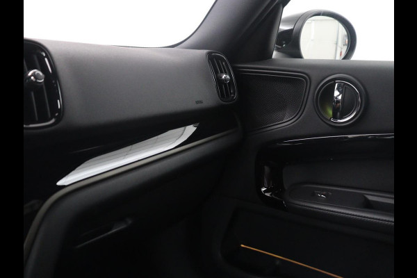 MINI Countryman 1.5 Cooper Classic | Leder | Cruise control | Stoelverwarming | Camera | Park assist | Navigatie | Carplay | Sfeerverlichting | Climate control | Trekhaak | 18" velgen