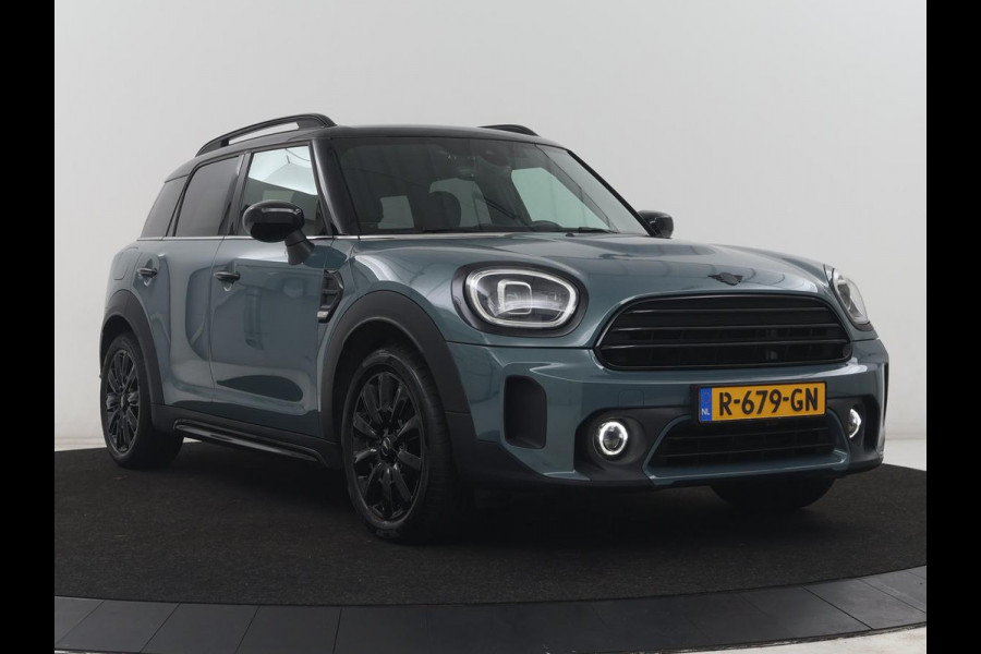 MINI Countryman 1.5 Cooper Classic | Leder | Cruise control | Stoelverwarming | Camera | Park assist | Navigatie | Carplay | Sfeerverlichting | Climate control | Trekhaak | 18" velgen