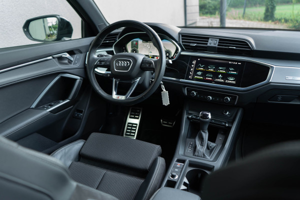 Audi Q3 45 TFSI e S-line/ 20 Inch/ Achter Camera/ s-line interieur/ 180kW